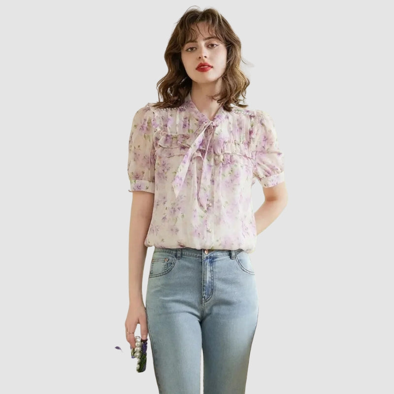 Emily – Korte mouwen bloemenblouse met strik en parelaccenten