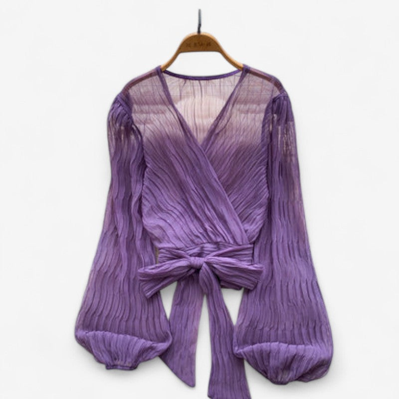 Bylle – Blouse met pofmouwen, kruisvetersluiting en V-hals
