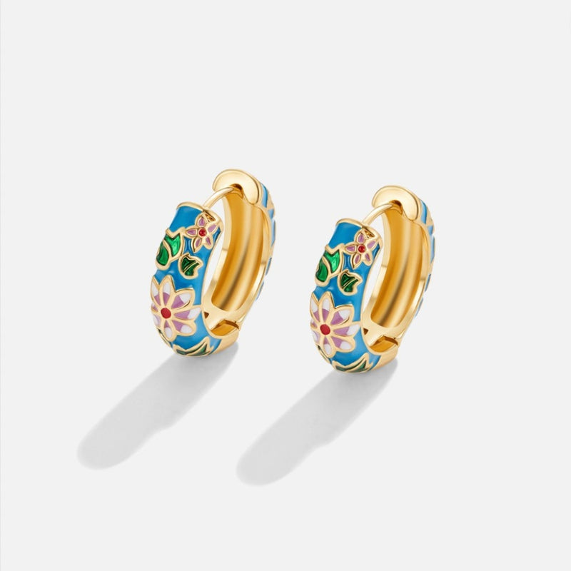 Fiona - Delicate creolen met levendige bloemendetails en rond ontwerp