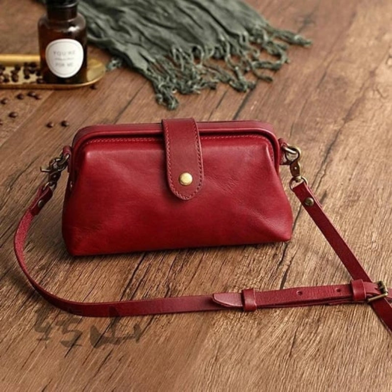 Leona – Gestructureerde crossbodytas met afgeronde klep en verstelbare riem