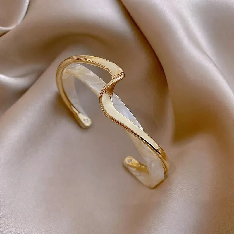 Clara – Pulsera geométrica abierta con silueta curva y un acabado moderno y elegante