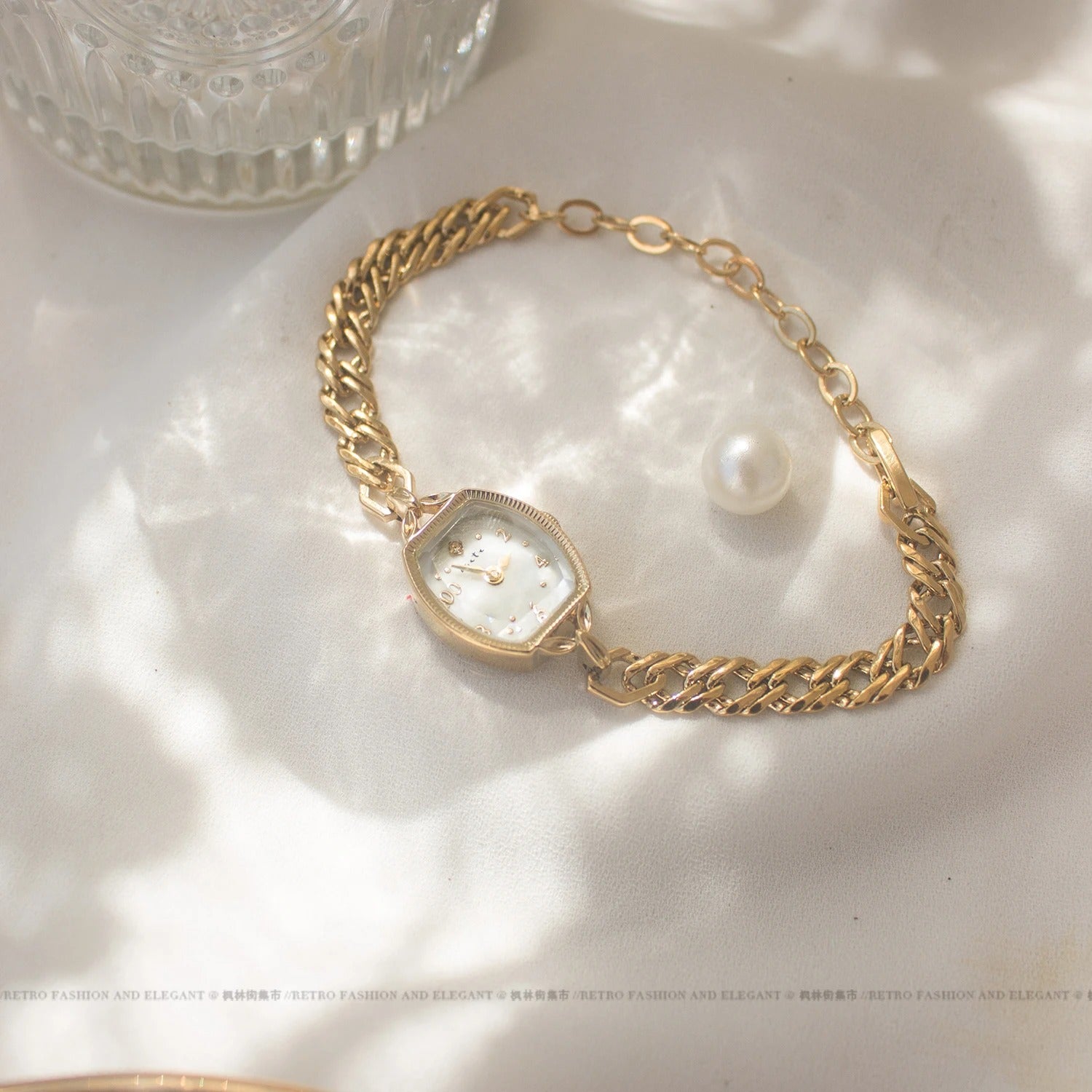 Yelina - Elegant armbandhorloge met zachte glans en verstelbare kettingband