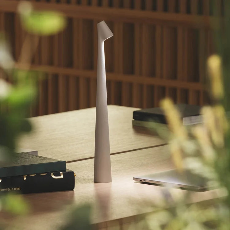 LumiRay – Moderne tafellamp met verstelbare kop voor veelzijdige verlichting