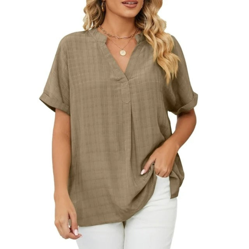 Nina – Lichte Blouse met Split V-Hals en Losse Korte Mouwen