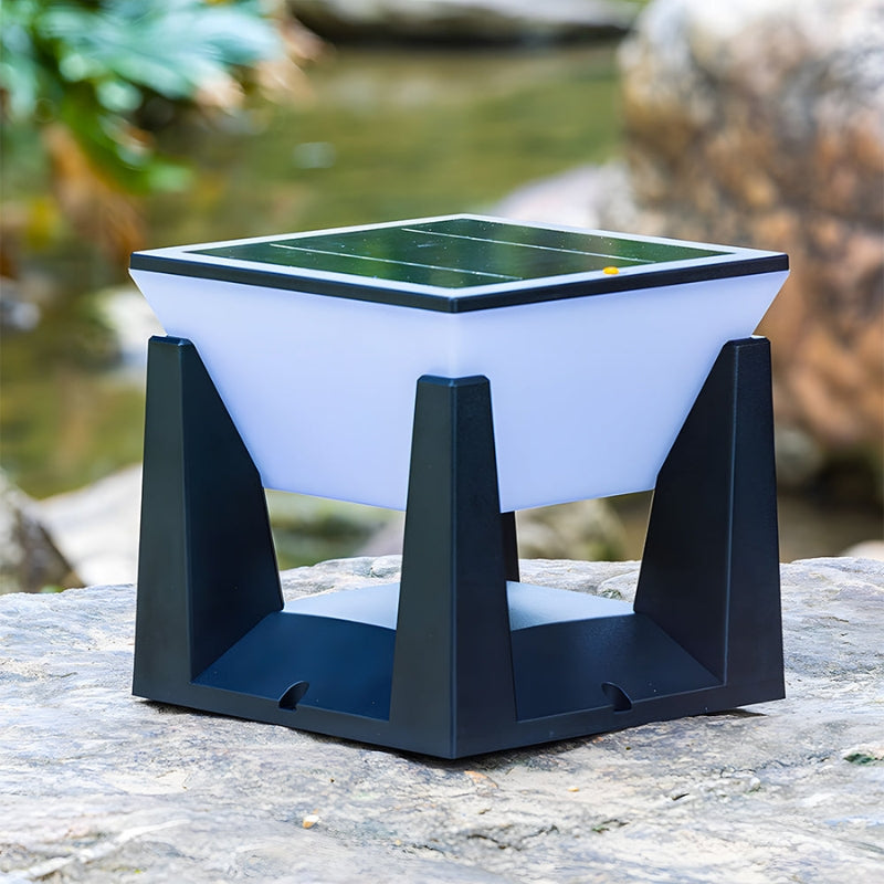 LumeGrid – Klassieke Buitenslamp met Zonnecellen en Geometrisch Design