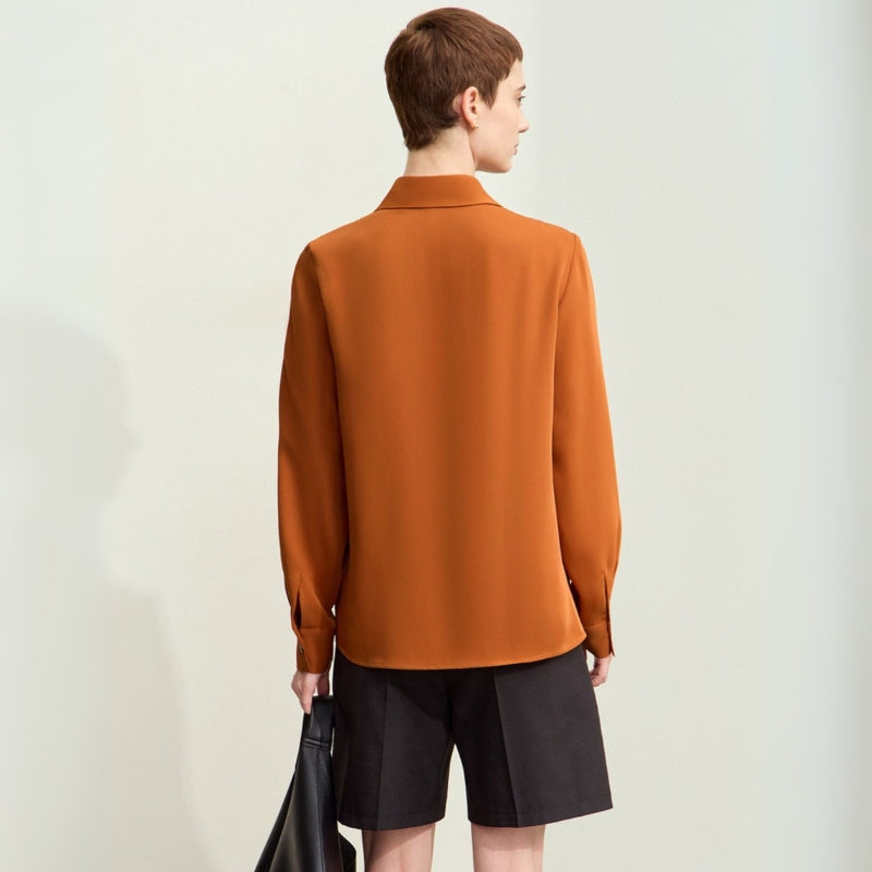 Olivia - Blouse met knoopdetails en klassieke kraag