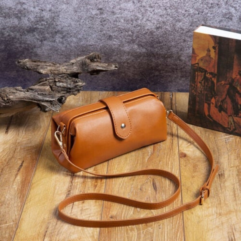 Leona – Gestructureerde crossbodytas met afgeronde klep en verstelbare riem