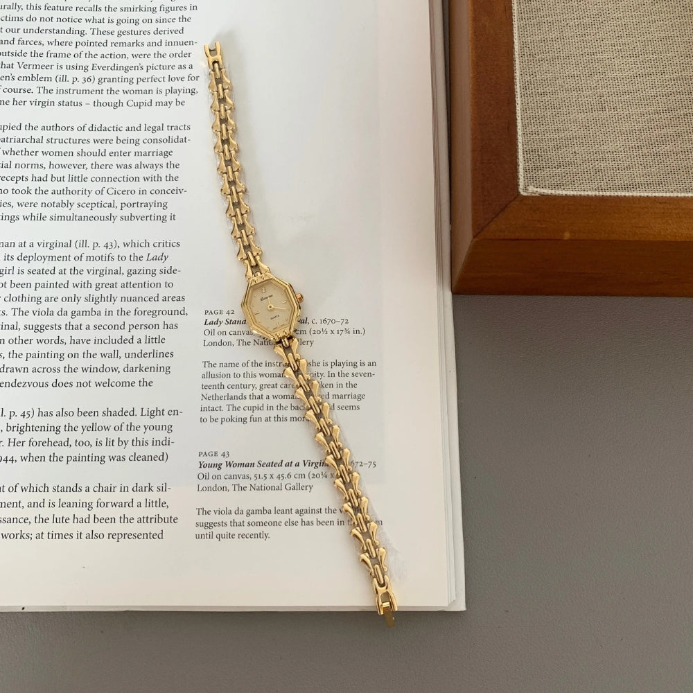 Nerina - Vierkant horloge met slanke armband en detail in de vorm van een zijknop