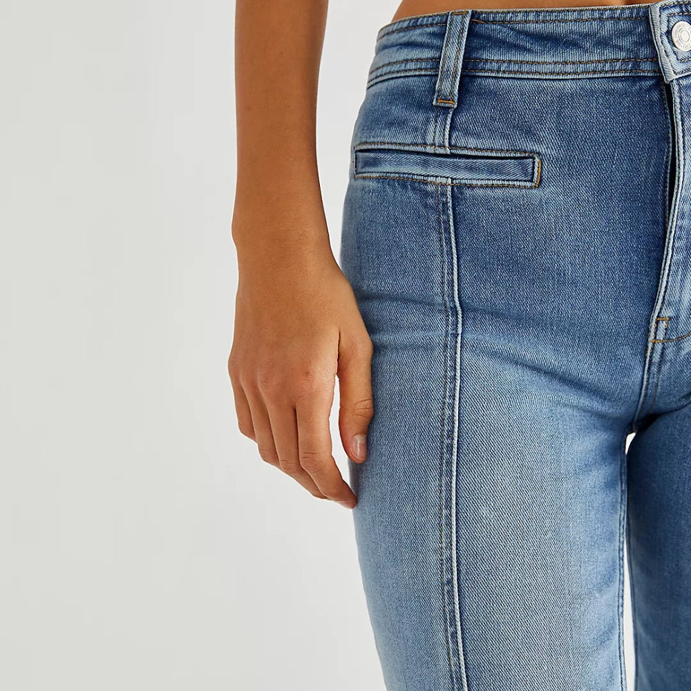 Bianca - Hoge taille flared jeans met steraccenten en detail aan de voorkant