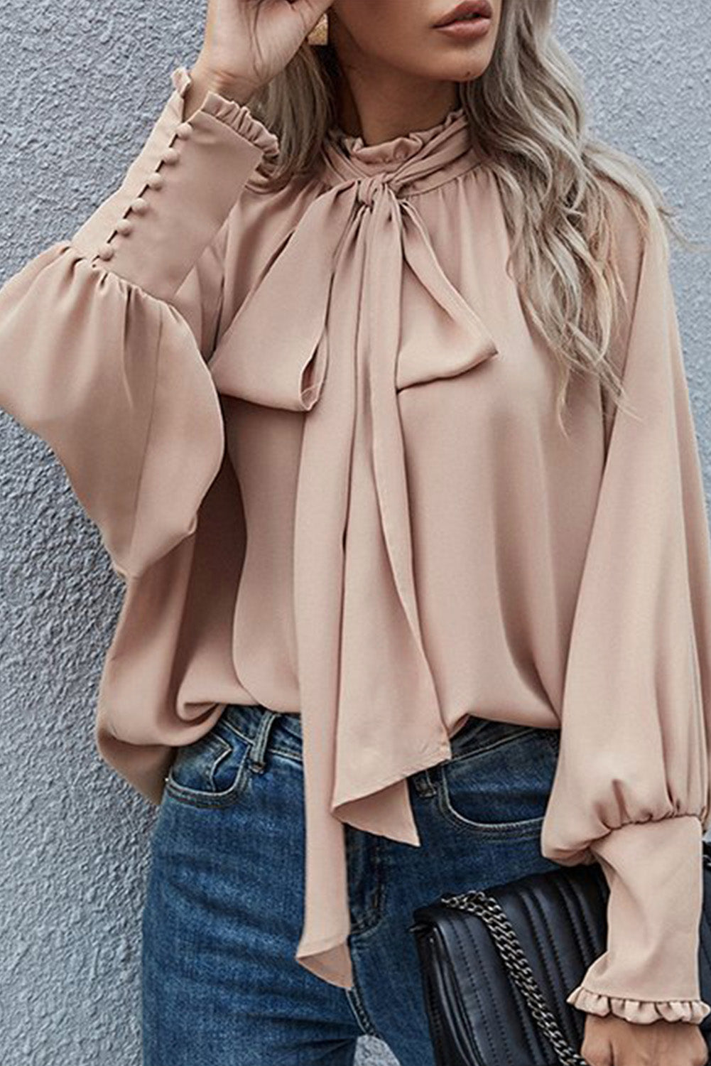 Mora – Elegante blouse met vlinderdashalslijn en pofmouwen