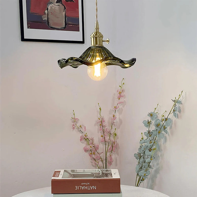 FloraGlow - Decoratieve hanglamp met gewelfde glazen kap en elegante accenten
