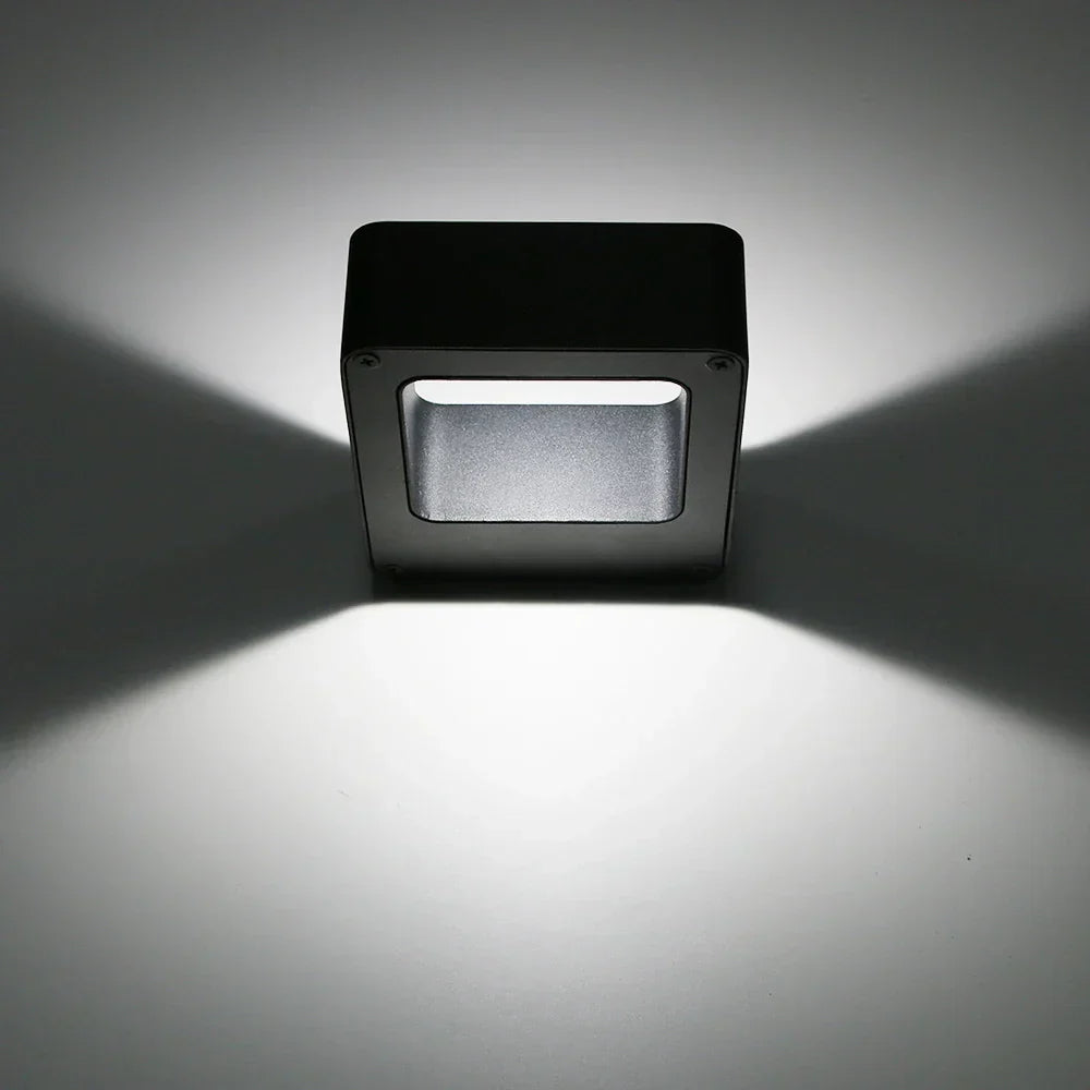 LumaGuard - Buitenwandlamp met bewegingssensor en strak frame voor een stijlvolle uitstraling aan de buitenkant