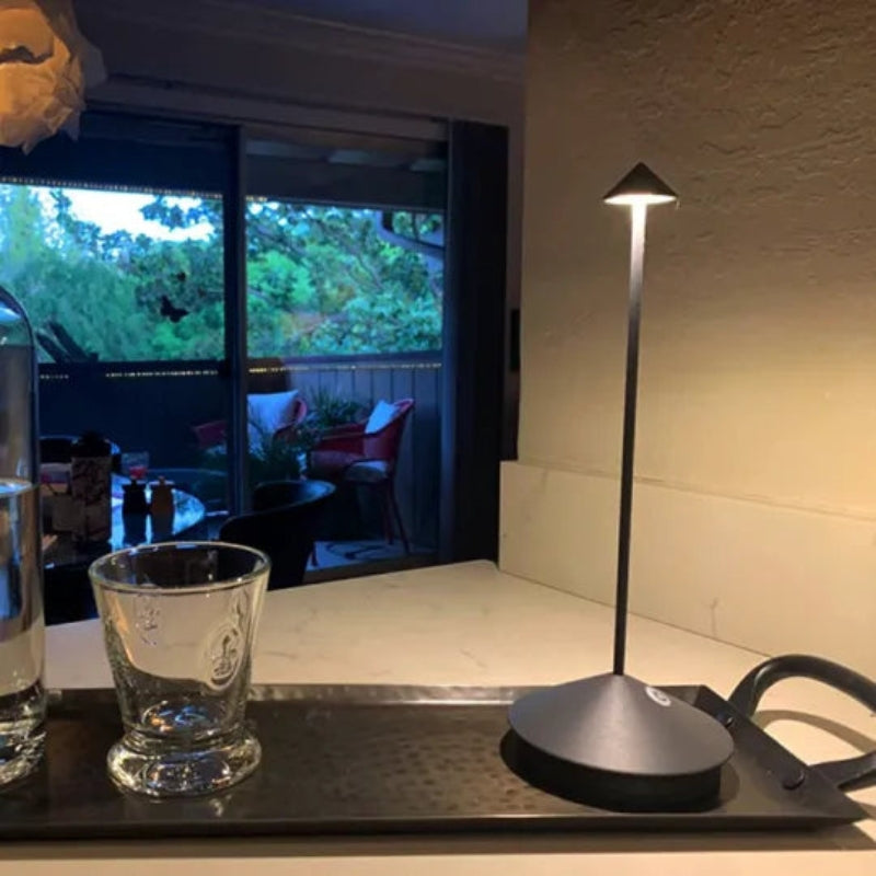 ZenGlow – Elegante Tafellamp met Verstelbare Verlichting en Waterdicht Ontwerp