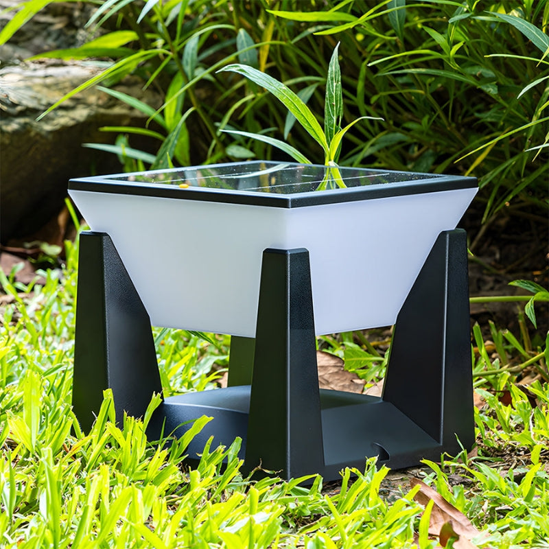 LumeGrid – Klassieke Buitenslamp met Zonnecellen en Geometrisch Design