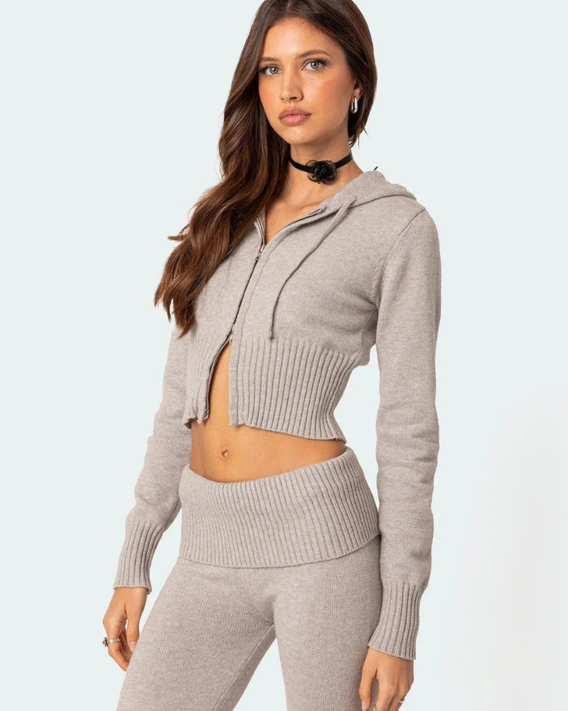 Sasha – Trendy cropped hoodie en uitlopende broekset met strakke pasvorm