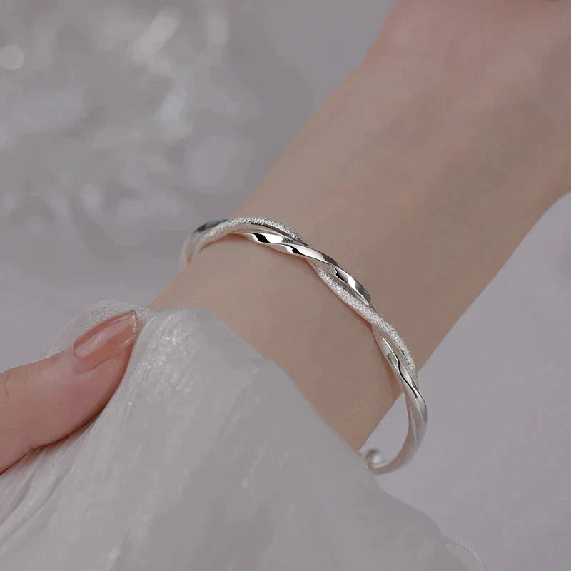 Carrie – Elegante Gedraaide Armband met Verstelbare Pasvorm