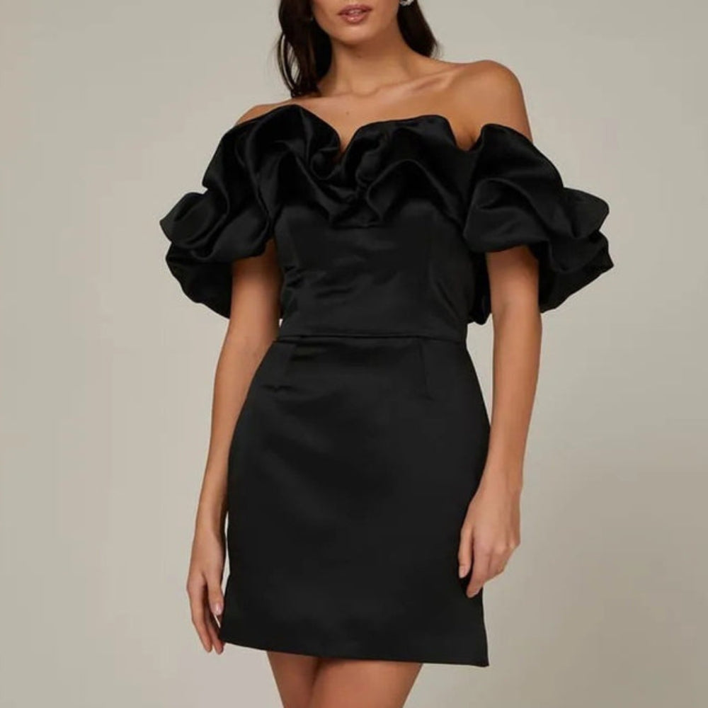 Candy – Glamoureuze off shoulder jurk met vloeiende silhouet en sierlijke ruche-accenten