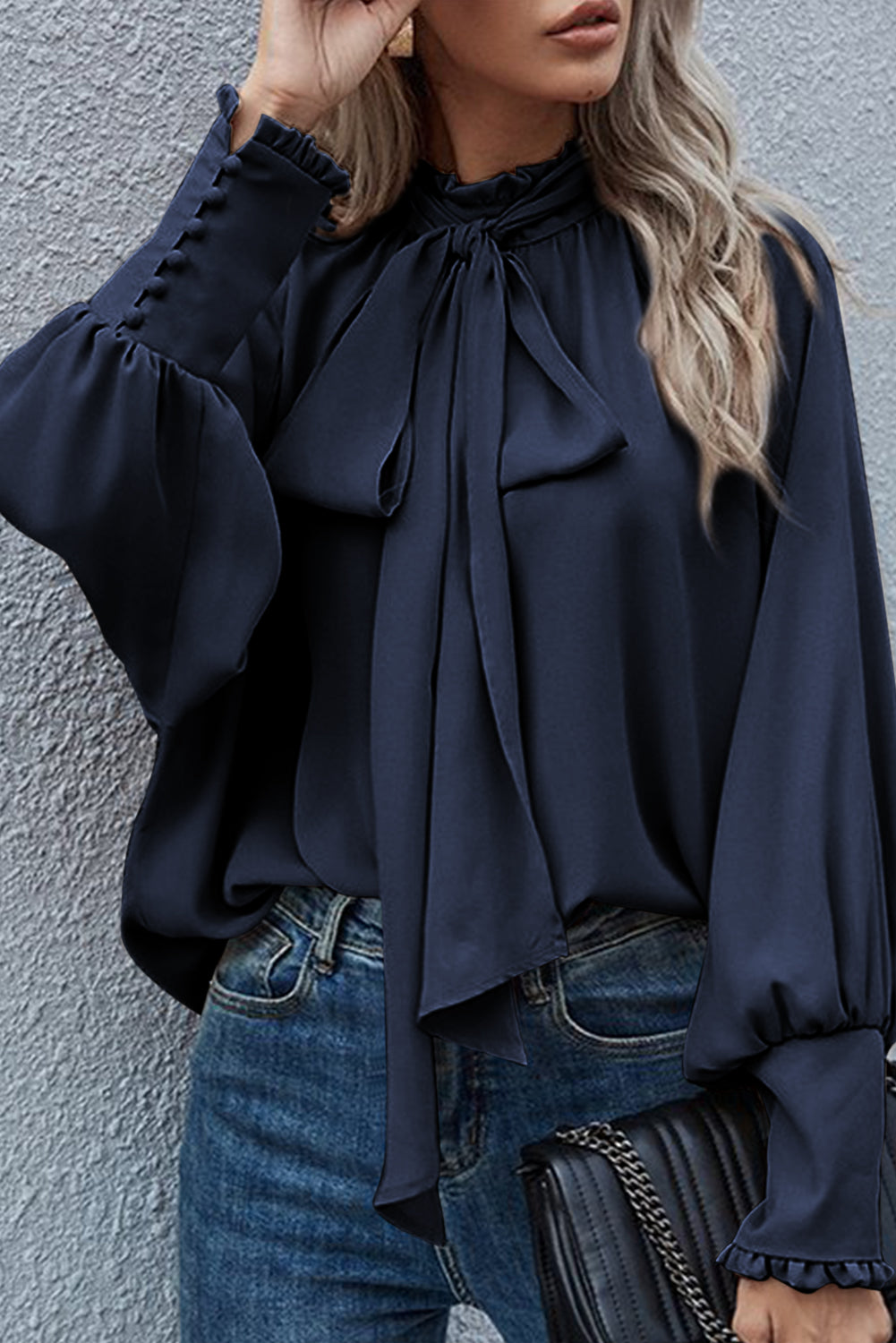 Mora – Elegante blouse met vlinderdashalslijn en pofmouwen