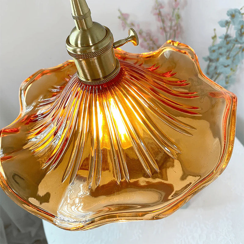 FloraGlow - Decoratieve hanglamp met gewelfde glazen kap en elegante accenten