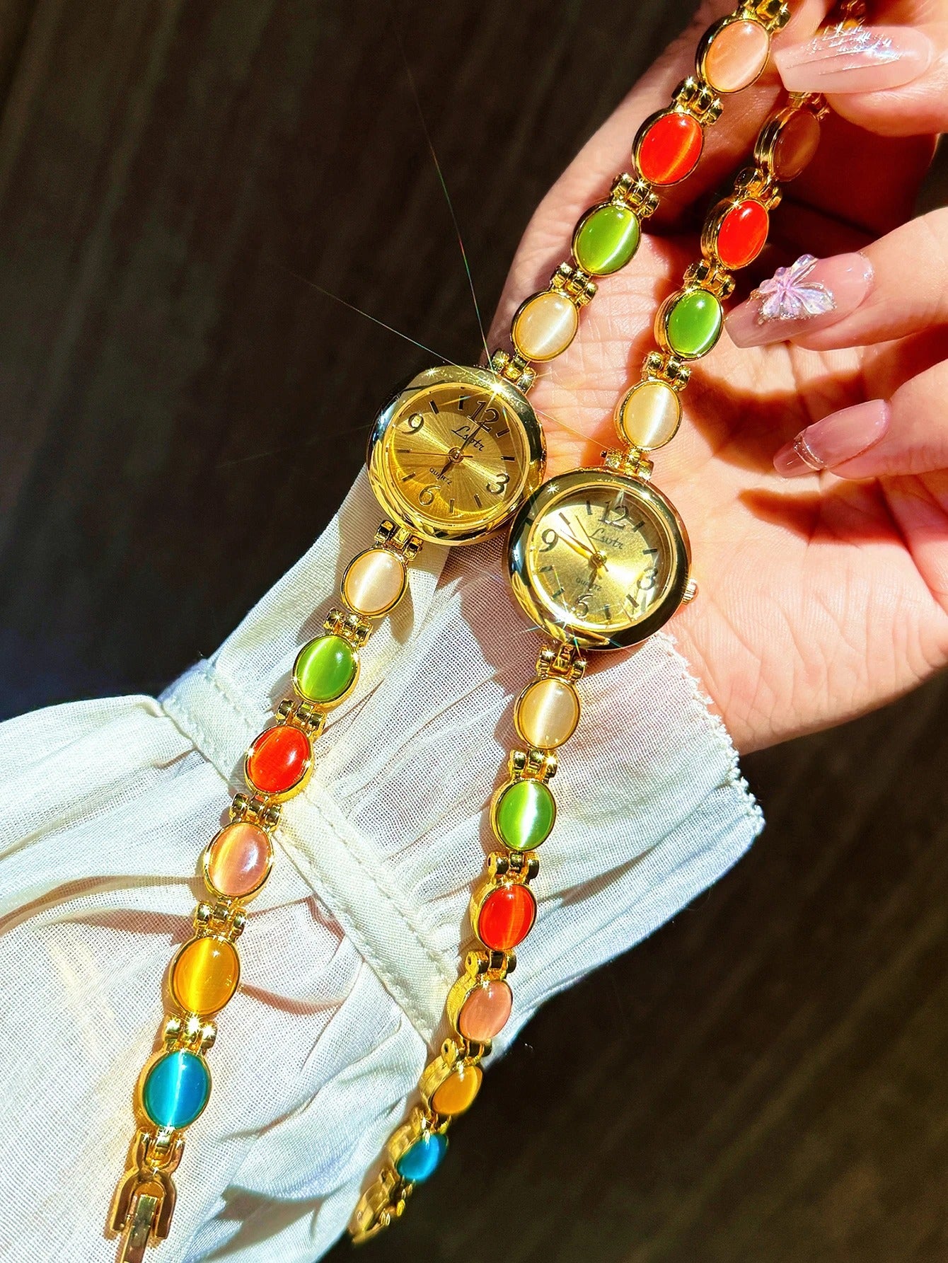 Noelia - Retro horloge met veelkleurige armband-stijl kettingaccenten en comfortabele polspasvorm