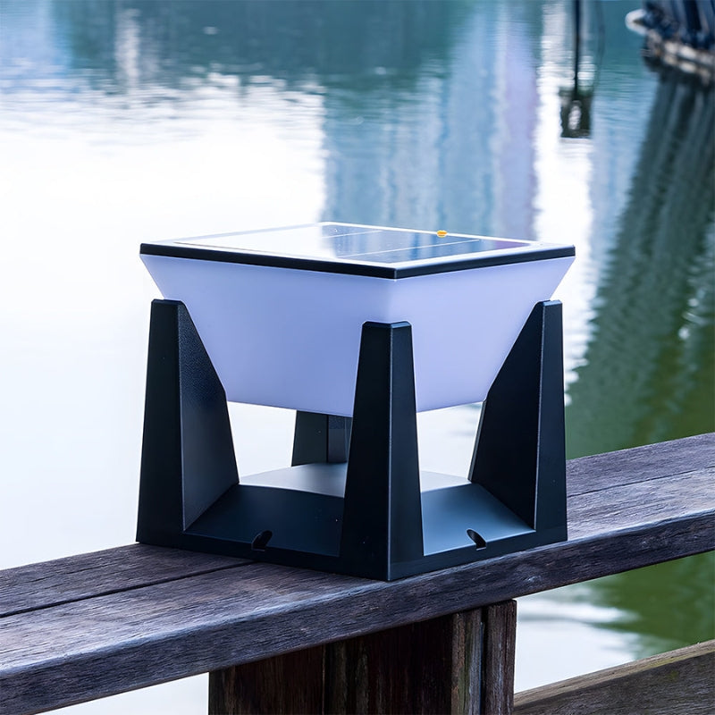 LumeGrid – Klassieke Buitenslamp met Zonnecellen en Geometrisch Design