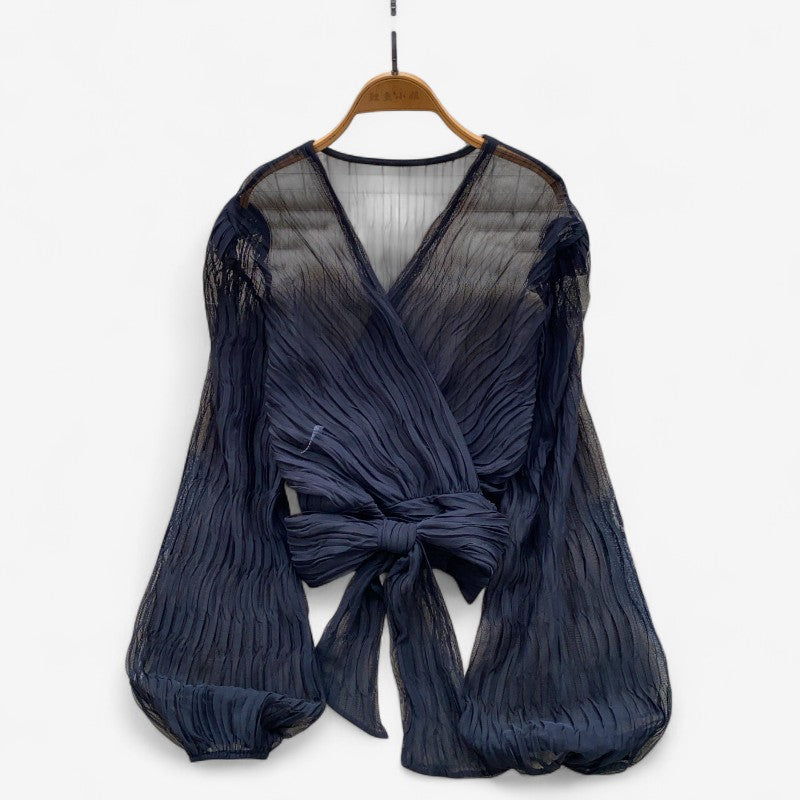 Bylle – Blouse met pofmouwen, kruisvetersluiting en V-hals