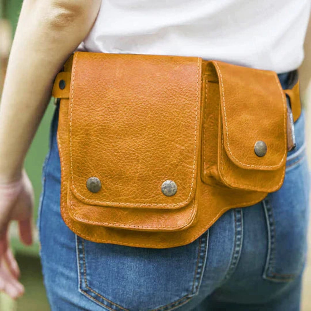 Lucy – Elegante heuptas met knoopaccent en verfijnde gespdetails