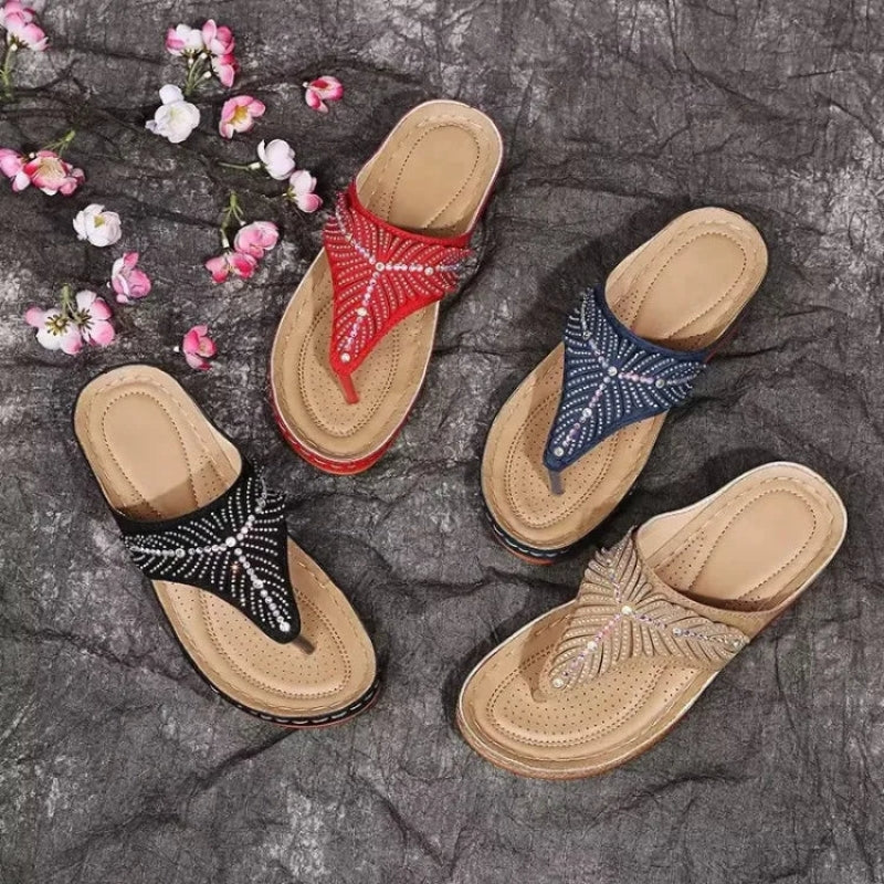 Nari – Instappantoffels met decoratief detail en flexibele comfortzool