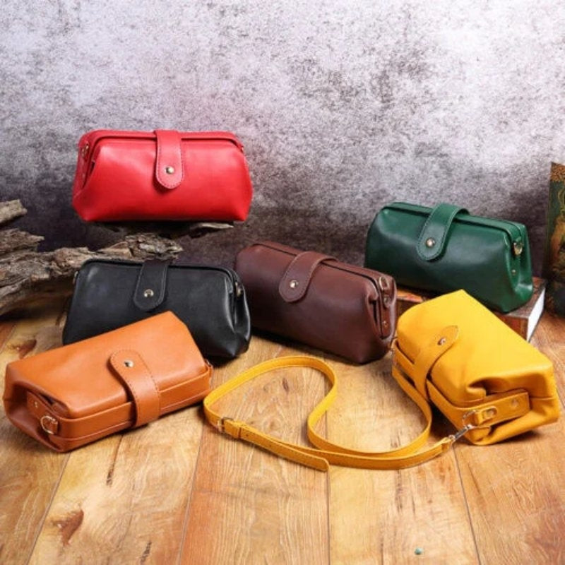 Leona – Gestructureerde crossbodytas met afgeronde klep en verstelbare riem