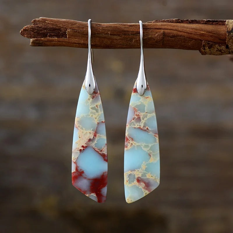 Eva – Stoere oorbellen met hoekige hangervorm en natuurlijke statement look