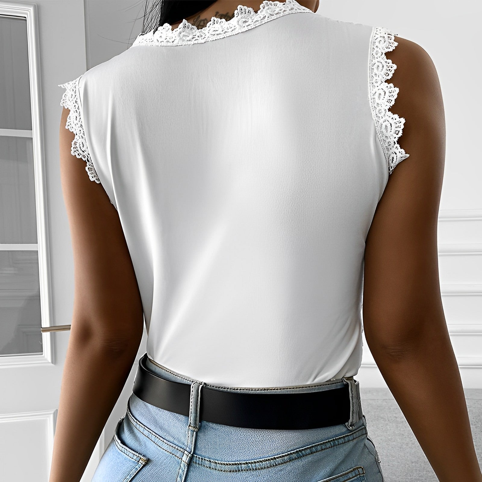 Emilia - Casual Mouwloze Kanten Blouse met Ronde Hals