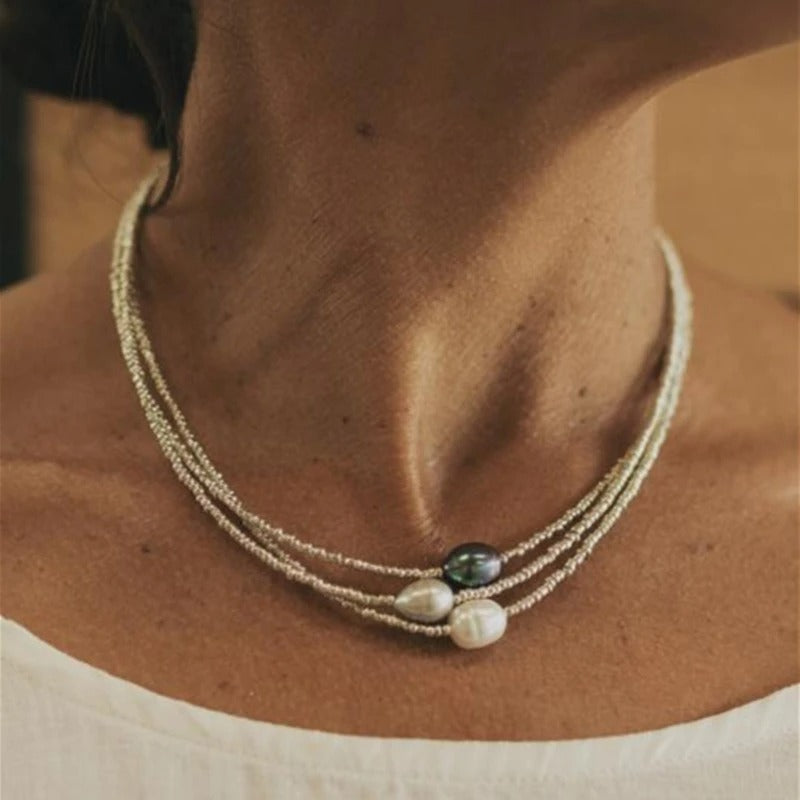 Joly – Moderne meerstrengige ketting met elegante parelaccenten en een opvallend middelpunt