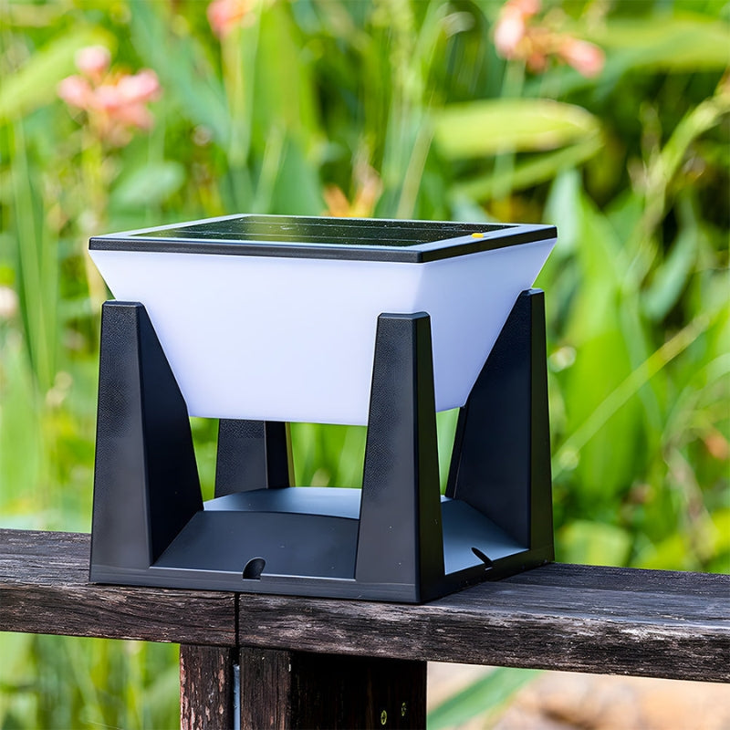 LumeGrid – Klassieke Buitenslamp met Zonnecellen en Geometrisch Design
