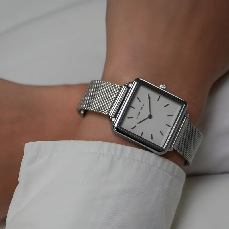 Naomi - Minimalistische vierkante mesh bandjes Horloge met tijdloze elegantie