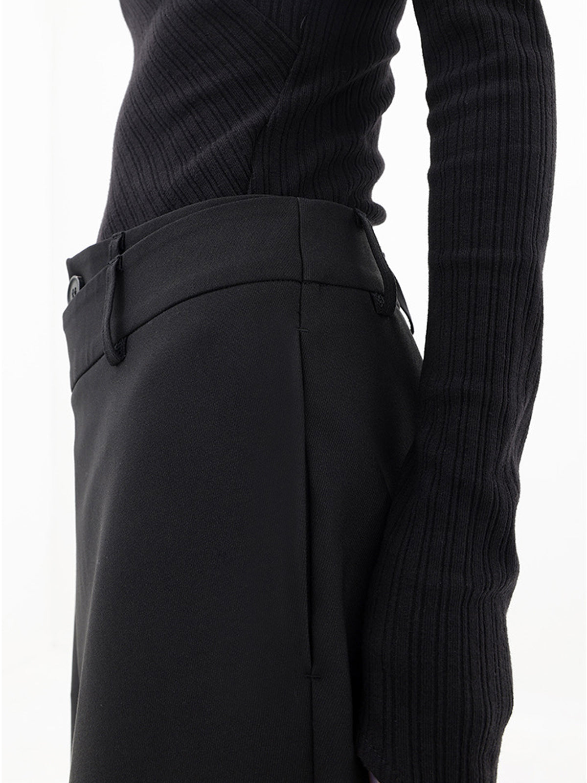 Elara - Asymmetrische broek met wijde pijpen en dubbele knopen