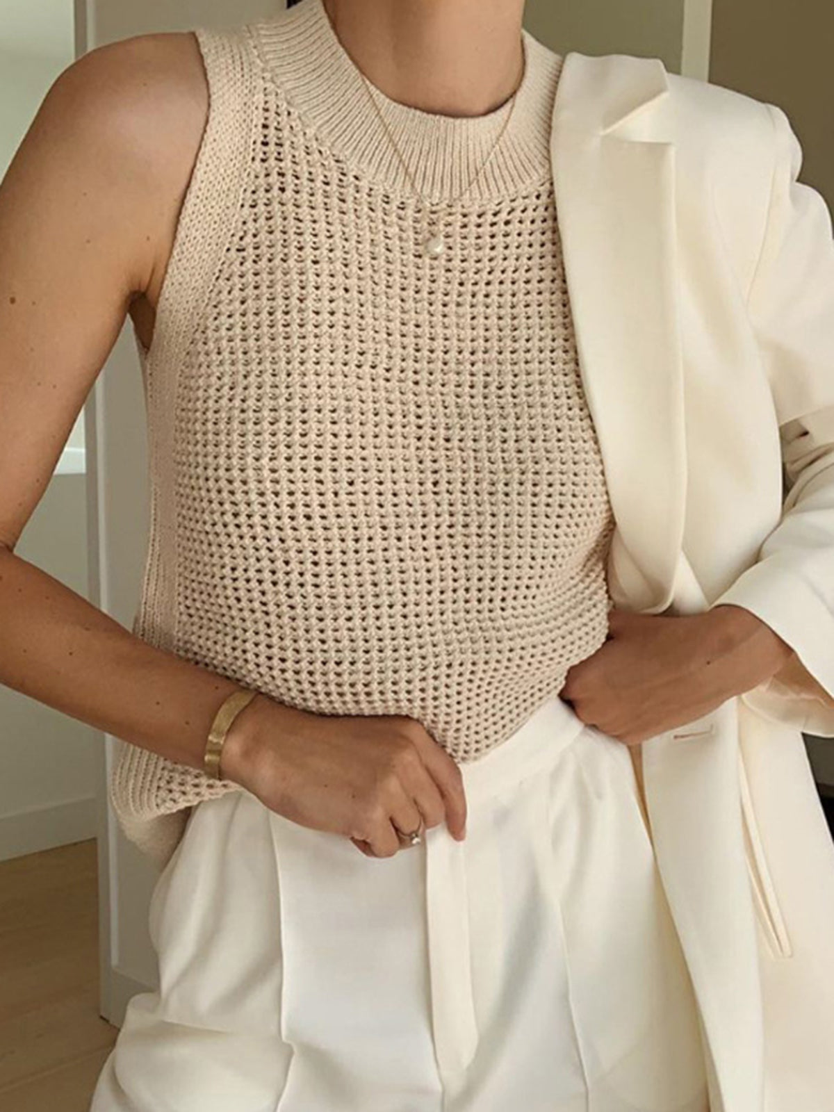Linda – Mouwloos topje met gestructureerd design en hoge halslijn voor een chique look