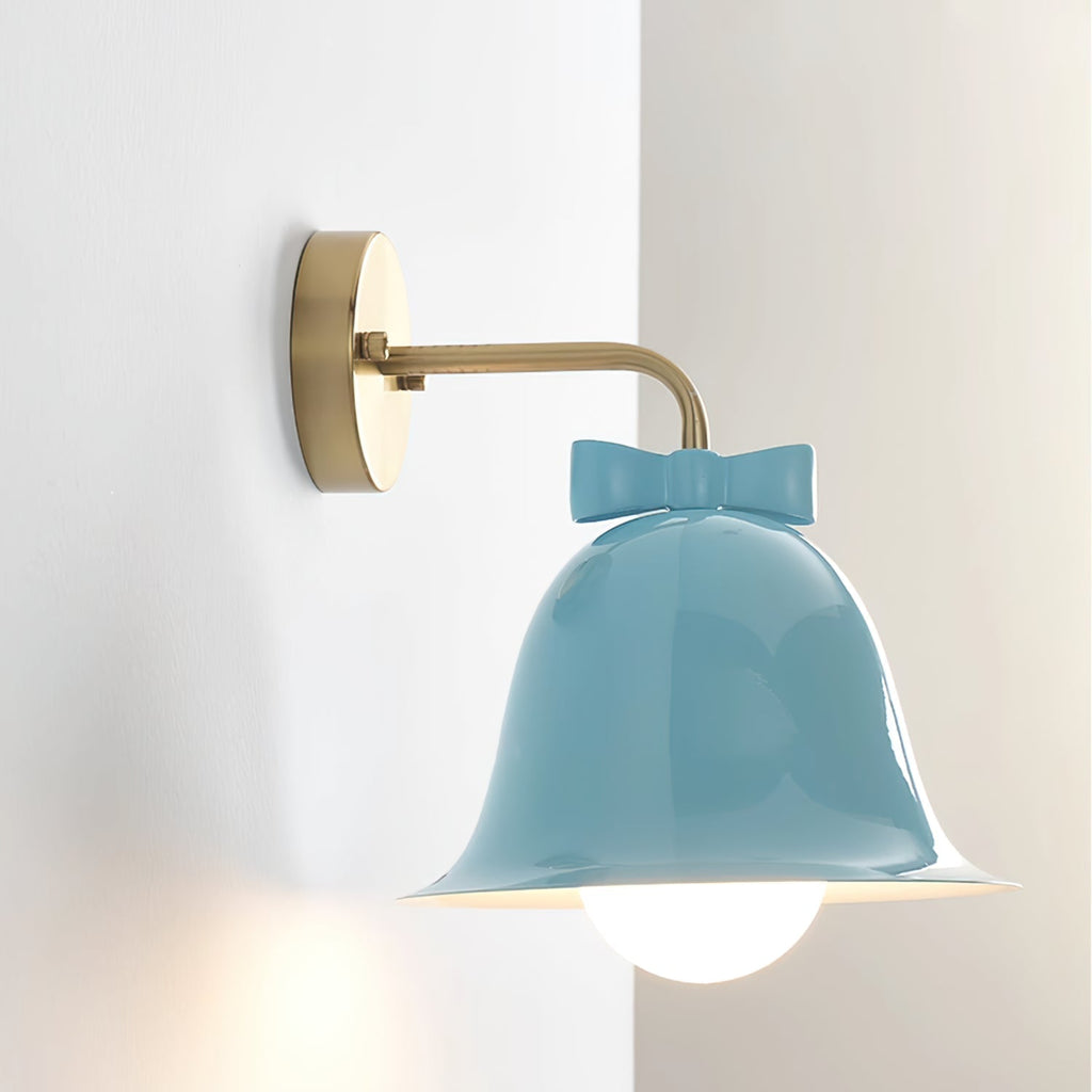 LumiForge – Klokvormige wandlamp met metalen behuizing en LED-licht