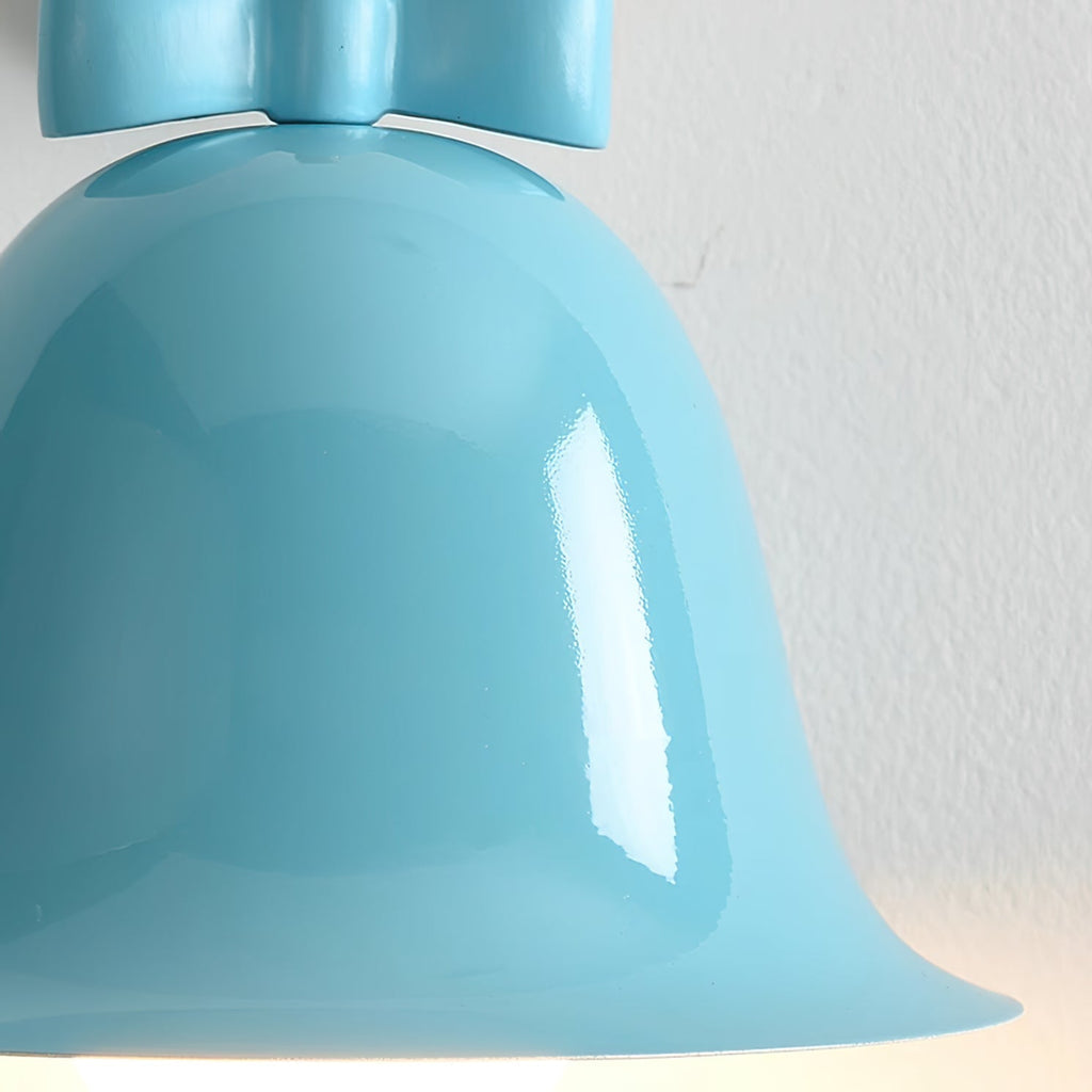 LumiForge – Klokvormige wandlamp met metalen behuizing en LED-licht