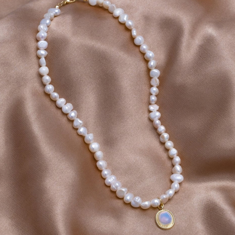 Celene – Onregelmatige hangerketting met halvemaanvormige bedel en abstracte vormen