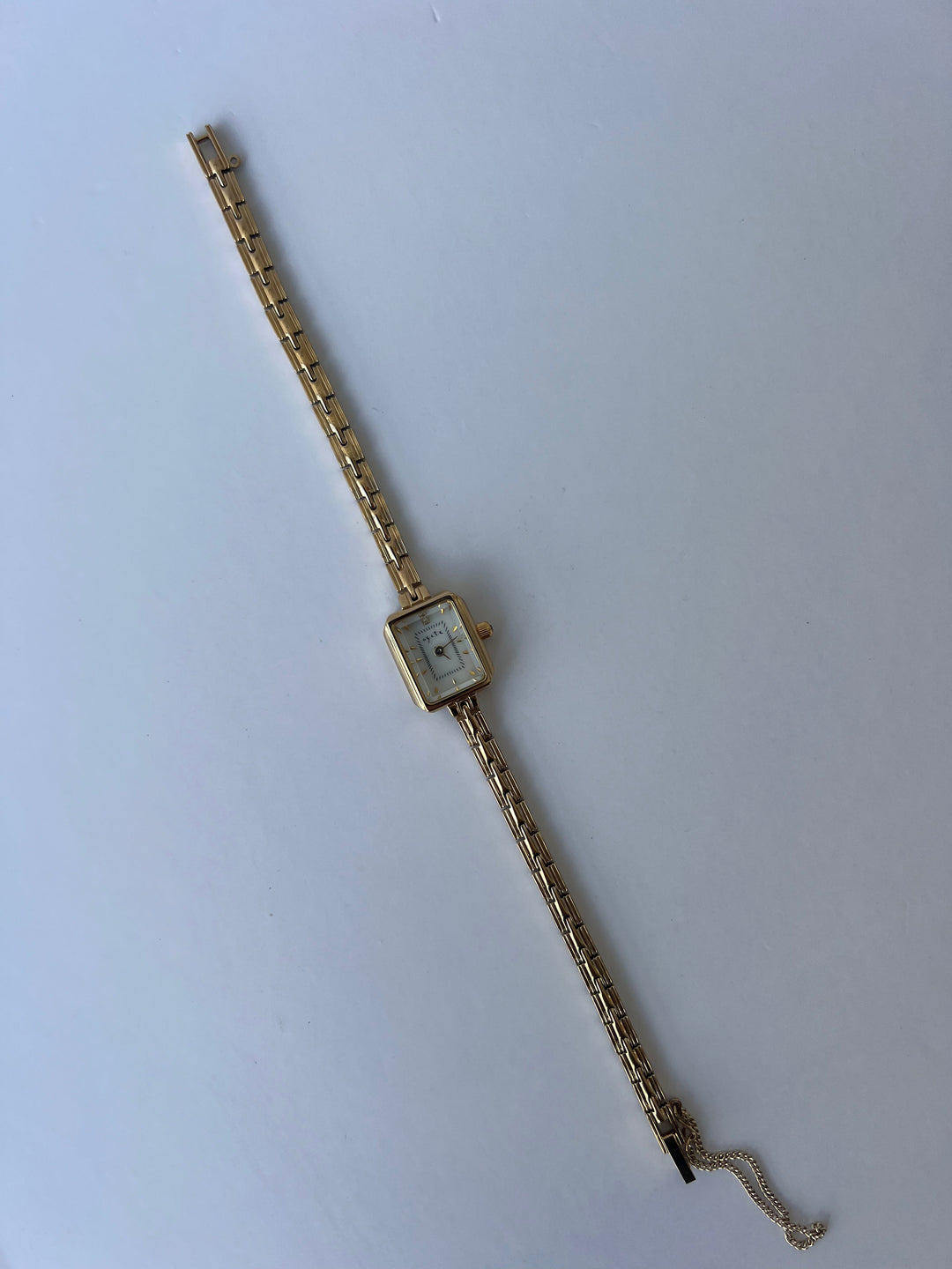 Isolde - Rechthoekig horloge met kettingband en zijknopdetail