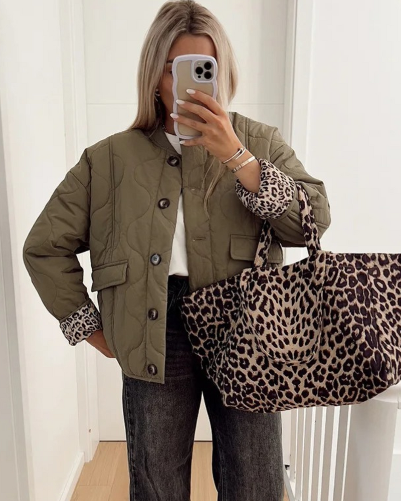 Amelia - Gewaagde jas met luipaardprint en een chic randje