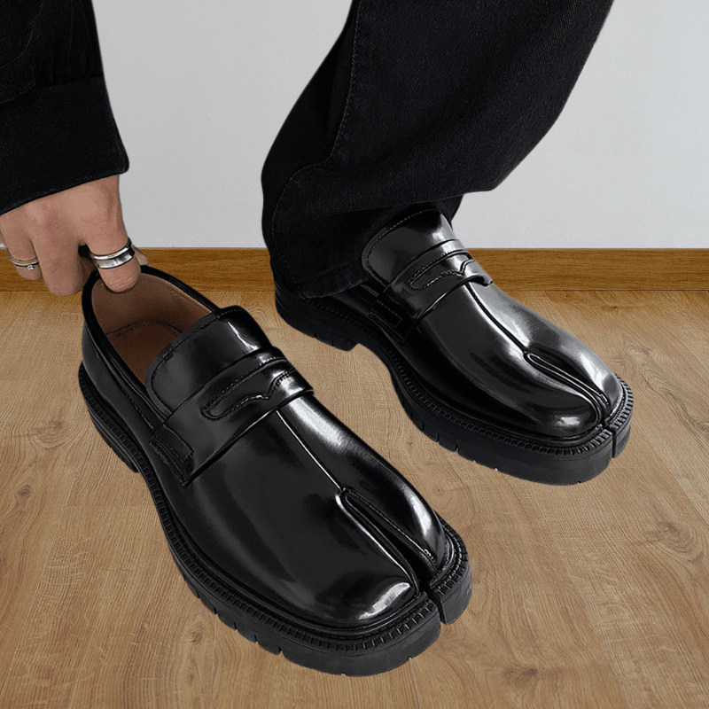 Kai - Moderne Split-Toe Schoenen met Stijlvol Riempje