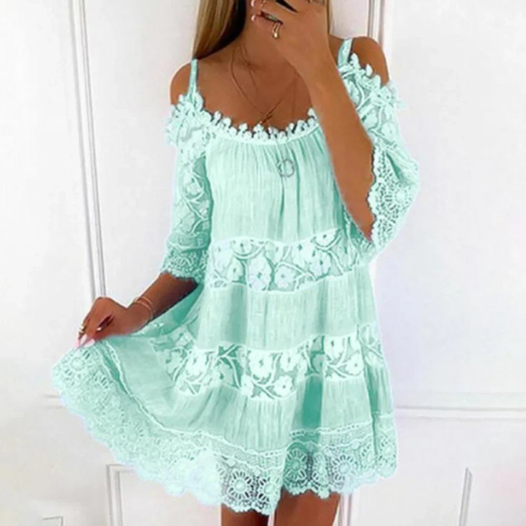Lila – Elegante off-shoulder jurk met kantdetails en vloeiend silhouet