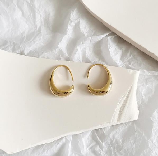 Diana - Pendientes llamativos en forma de C con silueta moderna y acabado suave y brillante
