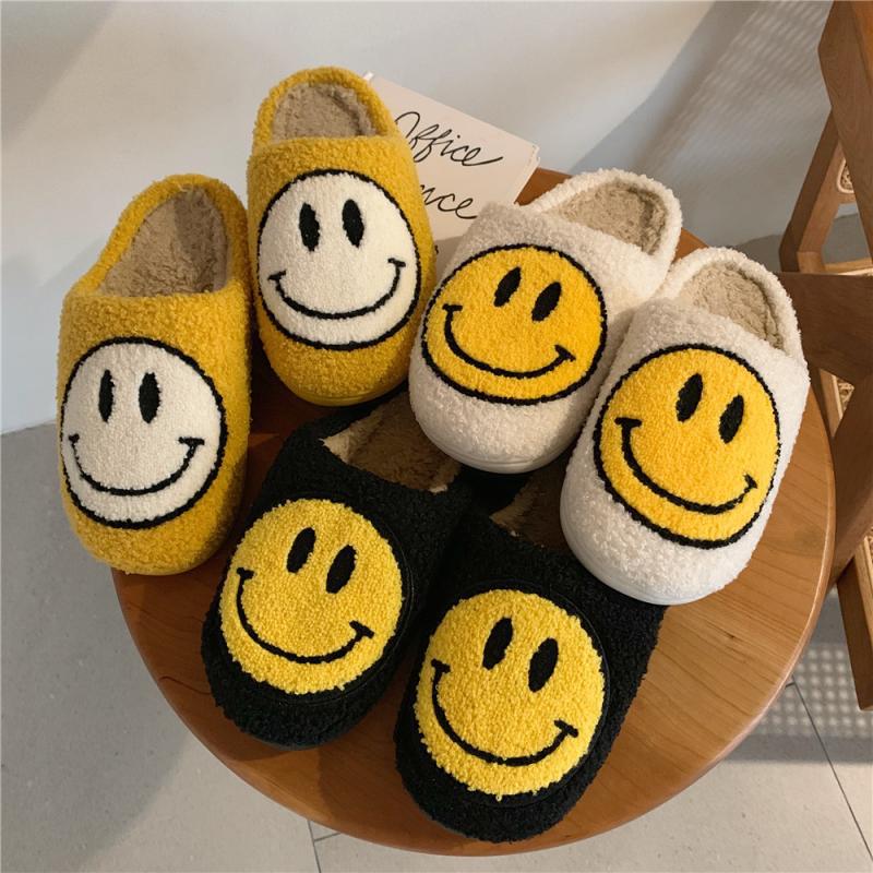 Anna– Slippers met Geborduurd Smiley Design en Nepbont Voering