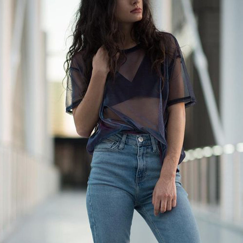 Harper – Elegante transparante top met korte mouwen en relaxte pasvorm