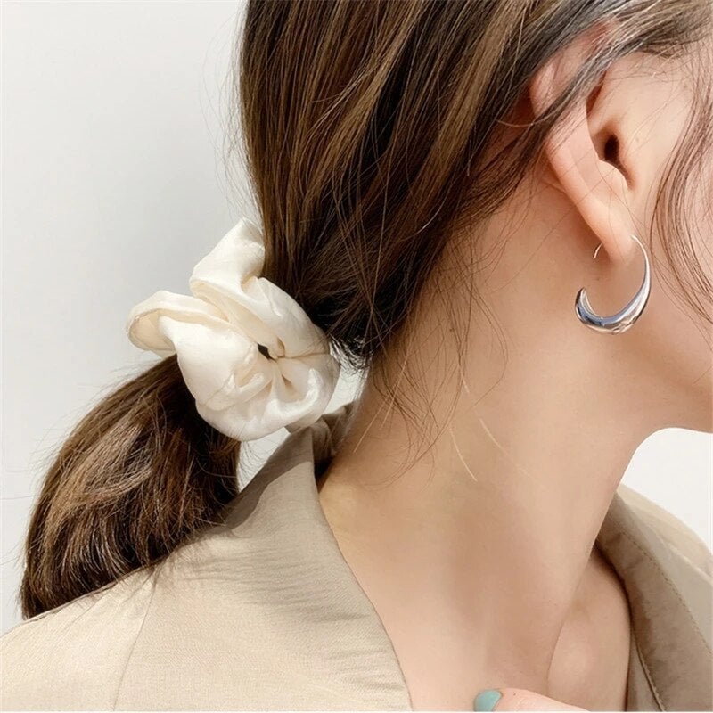Diana - Pendientes llamativos en forma de C con silueta moderna y acabado suave y brillante
