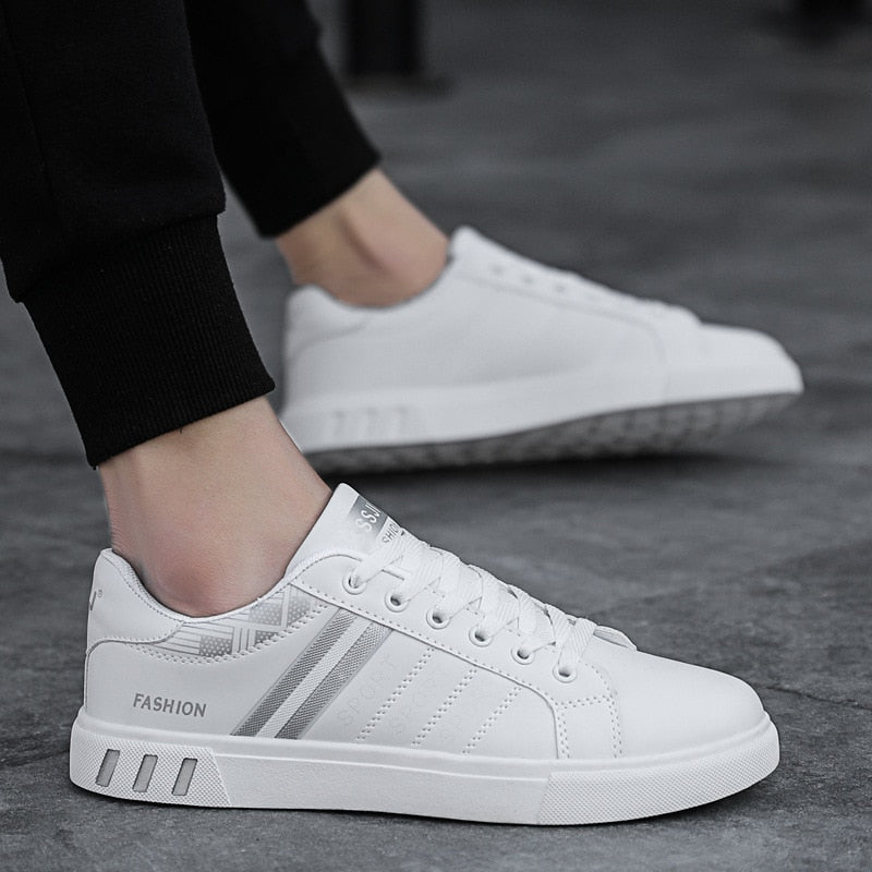 Sean – Strakke sneakers met stoere sportieve randen en opvallende hak