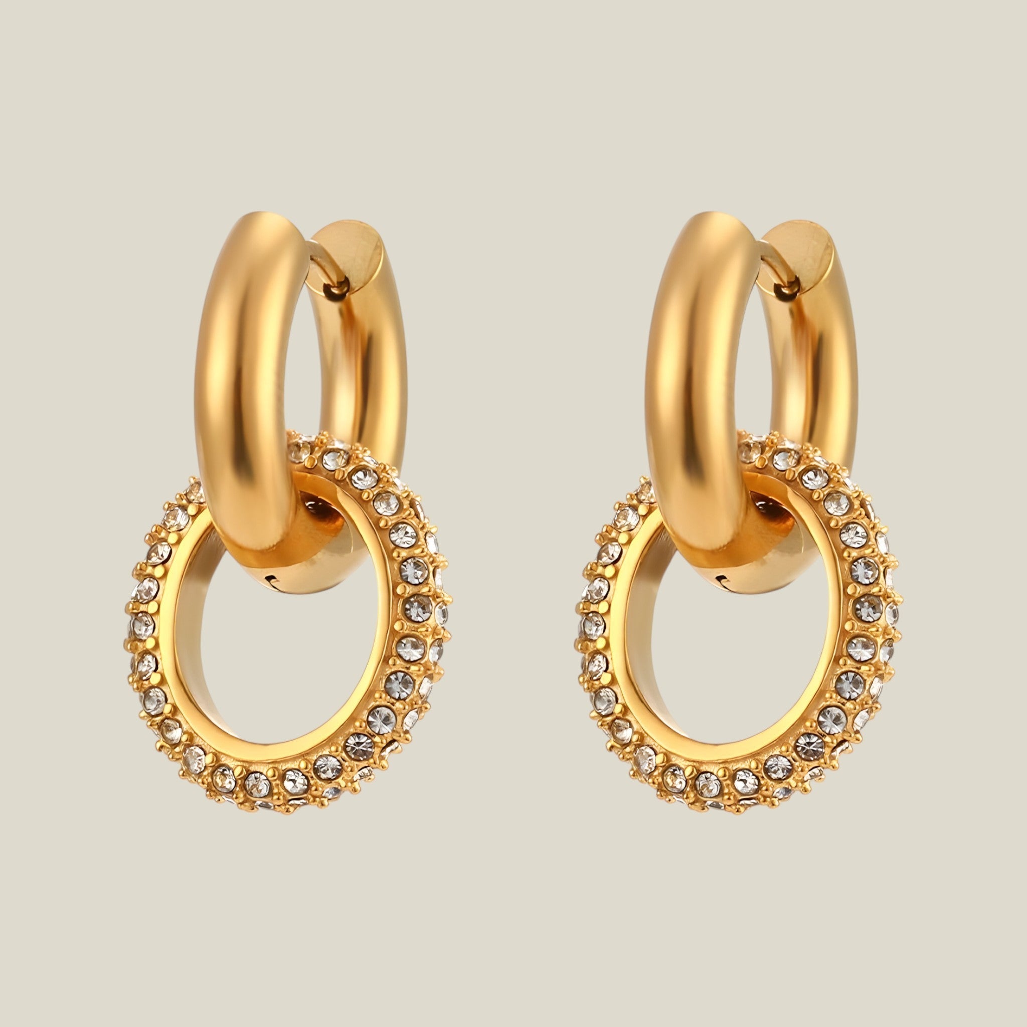 Amelia - Sprankelende gouden oorbellen met elegant afgerond ontwerp en subtiele glans