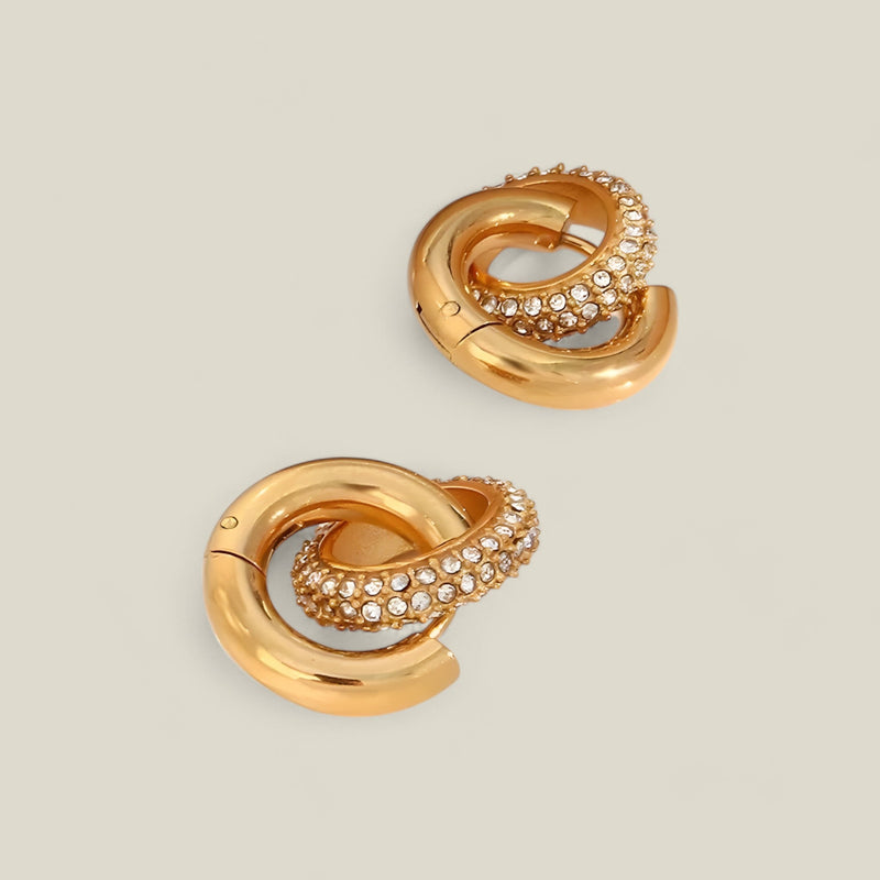 Amelia - Sprankelende gouden oorbellen met elegant afgerond ontwerp en subtiele glans